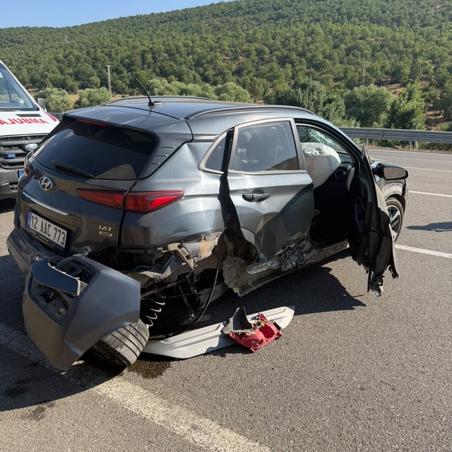 Bingöl'de otomobil bariyerlere çarptı: 2 yaralı