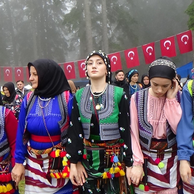 Sinlice Köyü 27. Göllüalan Şenlikleri sis ve yağmur altında düzenlendi