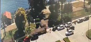 Geri giden araca bakan sürücü hafif ticari aracıyla önündeki otomobile çarp...