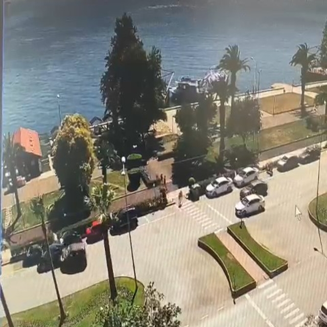 Geri giden araca bakan sürücü hafif ticari aracıyla önündeki otomobile çarp...