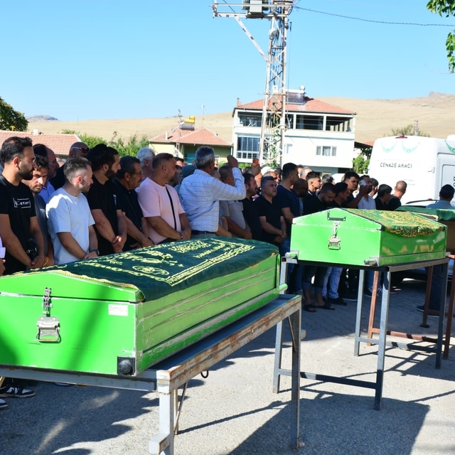 Kazada yaşamını yitiren gurbetçi aile toprağa verildi