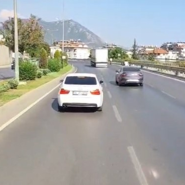 Alanya'da itfaiyeye yol vermeyen sürücü cep telefonu kamerasında