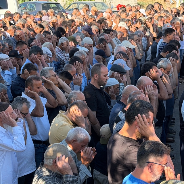 Almanya'dan memleketlerine giderken kazada ölen 3 kişi son yolculuğuna uğur...