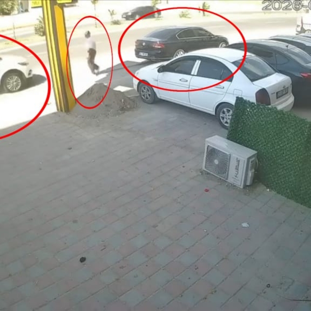 Cip, park halindeki otomobile çarptı, yaya son anda kurtuldu; kaza anı kame...