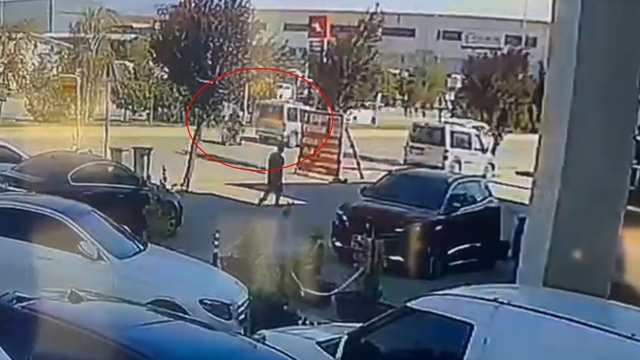 Motosiklet ile hafif ticari aracın çarpıştığı kaza kamerada: 1 yaralı