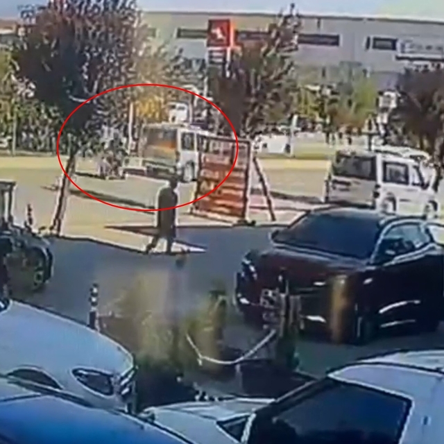 Motosiklet ile hafif ticari aracın çarpıştığı kaza kamerada: 1 yaralı