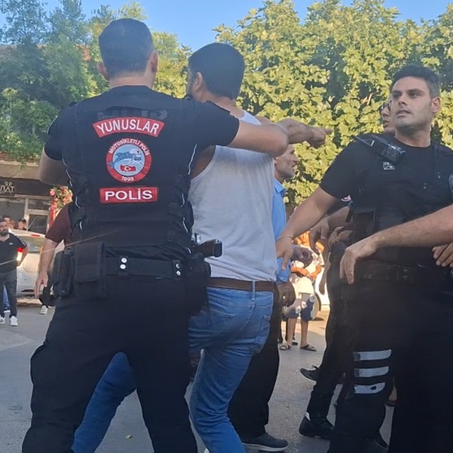Bursa'da mahalleli arasında bıçaklı 'park etme' kavgası: 3 yaralı