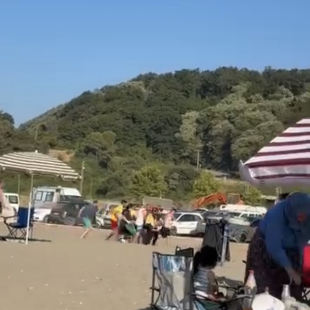 Denizde boğulma tehlikesi geçiren kişiyi vatandaşlar kurtardı
