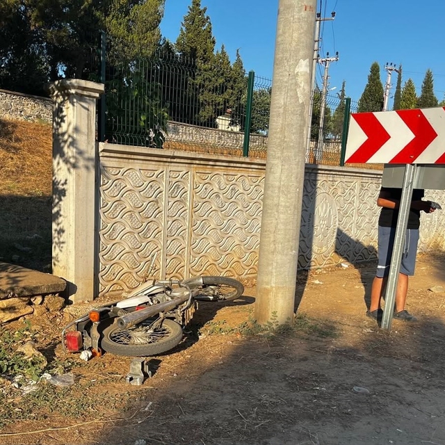 Manisa'da aydınlatma direğine çarpan motosikletin sürücüsü öldü