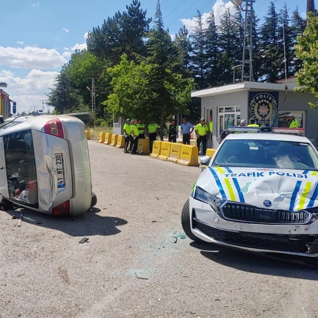 Kamyonla çarpışan otomobil takla attı: 1 çocuk öldü, 3 yaralı