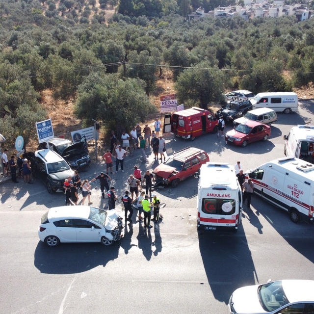 Çanakkale-İzmir karayolunda can pazarı: 4 aracın karıştığı kazada 4 kişi ya...