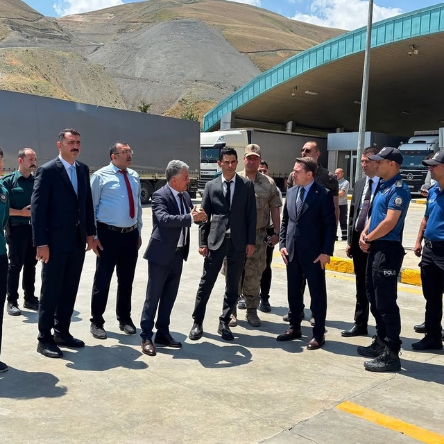 Kaymakamı Volkan Hülür, Esendere Sınır Kapısı'nda incelemelerde bulundu