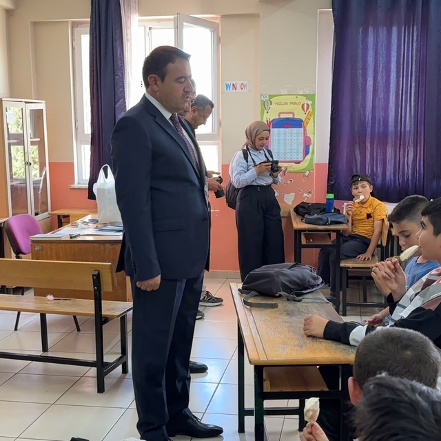 Kütahya Valisi Işın, Yaz Kur'an Kursu öğrencilerinin dondurma çağrısına kay...