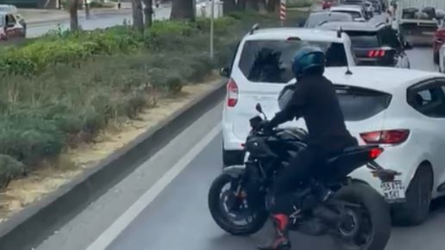 Motosiklet sürücüsü, vakaya giden itfaiye aracına yolu açtı