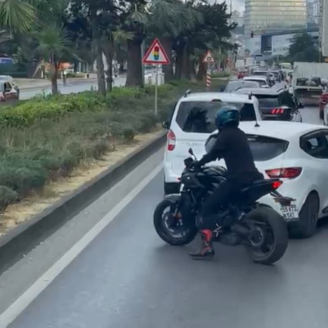 Motosiklet sürücüsü, vakaya giden itfaiye aracına yolu açtı