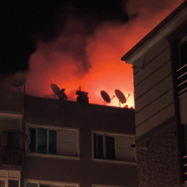 Denizli'de yanan çatıya hortumla çıkan vatandaş mahalleliye ecel terleri dö...