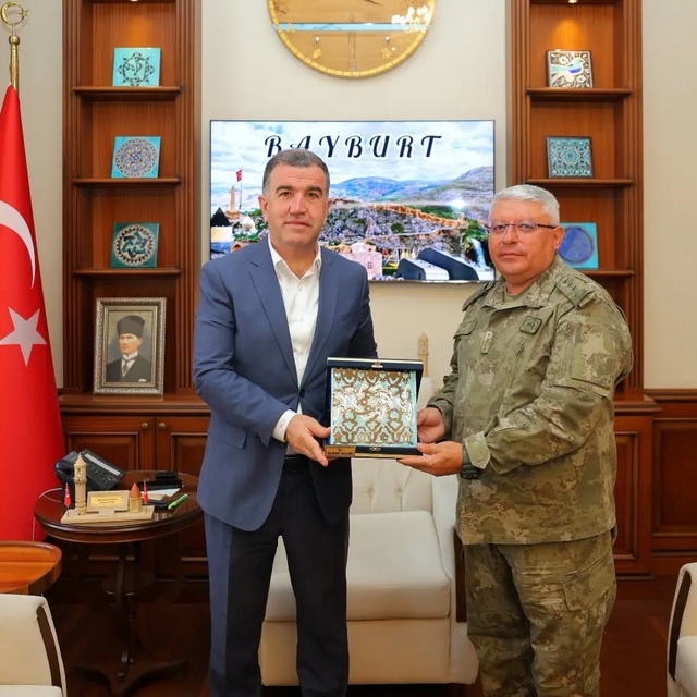 Bayburt Garnizon Komutanlığında görev değişimi