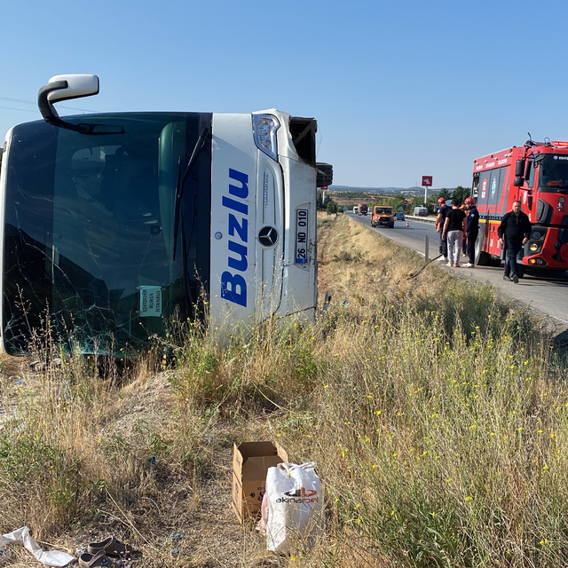 Eskişehir'de yolcu otobüsü şarampole devrildi: 24 yaralı