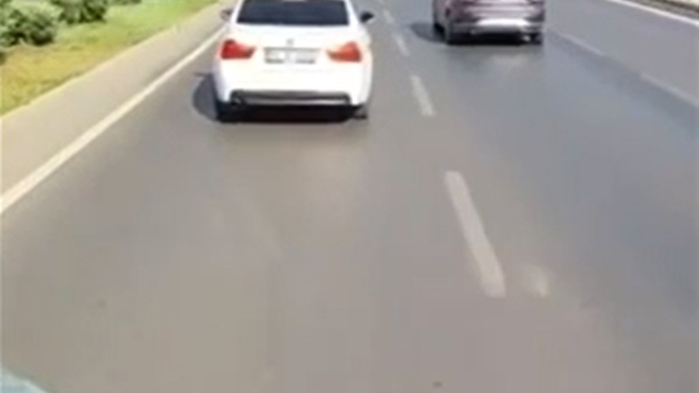 İtfaiyeye yol vermeyen sürücüye ceza uygulandı, otomobili trafikten menedildi