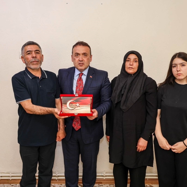 Vali Sözer, şehit Abdurrahman Hilal'in ailesini ziyaret etti