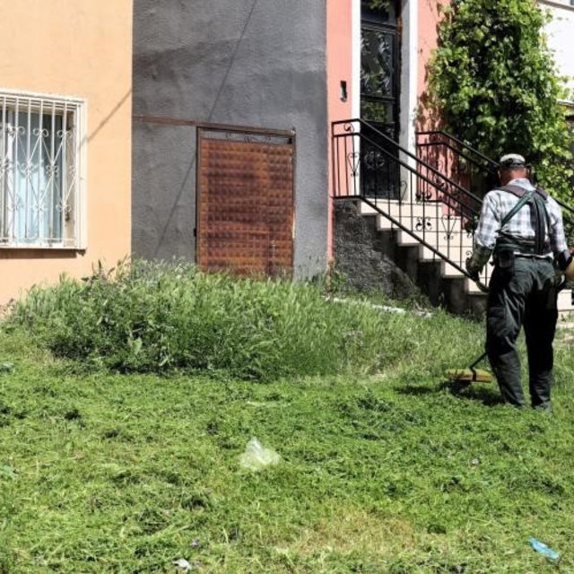 Söğüt'te çim biçme ve ilaçlama çalışmaları aralıksız devam ediyor