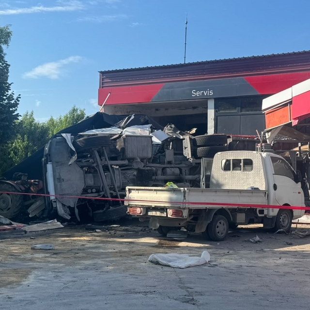 Kömür yüklü TIR, akaryakıt istasyonuna girdi: 1 ölü, 2 yaralı