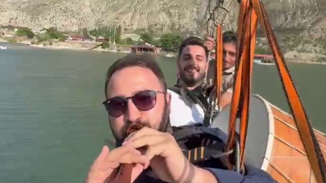 Davul zurnayla zipline keyfi
Mustafa Özden'den Tortum Gölü üzerinde ilginç gösteri