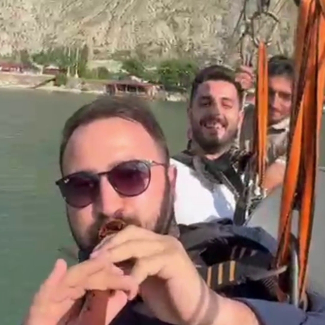 Davul zurnayla zipline keyfi
Mustafa Özden'den Tortum Gölü üzerinde ilginç...
