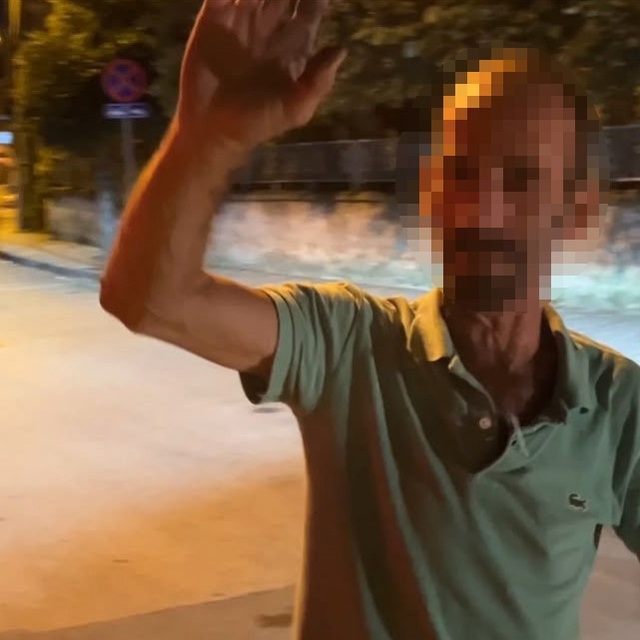Bisikletiyle polislerin yanına geldi, 20 kat alkollü çıktı, kameraya şarkı...