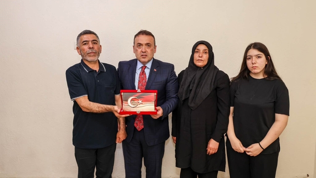 Vali Sözer, şehit Abdurrahman Hilal'in ailesini ziyaret etti