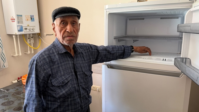 Sahte polisler yaşlı adamın önce elini öptüler sonra buzluktaki 351 bin TL'lik altınları götürdü
Eskişehir'de 14 saat telefonda oyaladıkları yaşlı adamı böyle dolandırdılar
Hasan Karataş:
"'Nüfus cüzdanın burada, senin altınlarını değiştirmişler' dediler"
"Saat 09.00'dan gece 23.00'a kadar tam 14 saat boyunca telefonla konuştuk"
"Altınları alıp giderken elimi öptü, benimle vedalaştı"