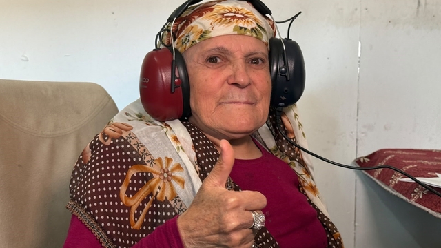 Uzmanların köylerde yaptığı işitme testlerinden renkli görüntüler ortaya çıktı
ESOGÜ ekibinden 60 yaş üstü vatandaşlara özel işitme testi
Belçika'dan Eskişehir'e dönen Yusuf Caz:
"Avrupa'da böyle bir hizmet yok"
ESOGÜ Odyoloji Bölümü Öğretim Üyesi Doç. Dr. Arzu Kırbaç:
"60 yaş sonrası grupta işitme kaybı oldukça yaygın"
"İşitme kaybı şüphesi olan bütün bireyleri hastaneye davet edeceğiz"