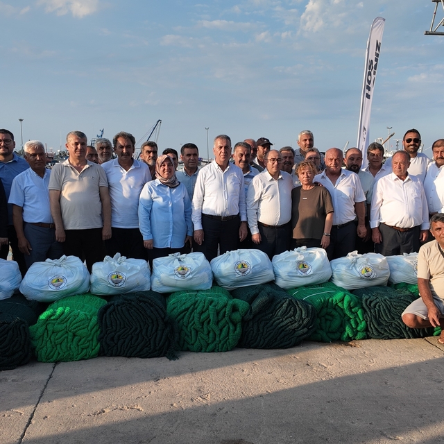 Erdemli'de balıkçılara ekipman desteği
Erdemli Belediye Başkanı Mustafa Kar...
