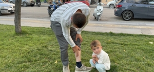 Vücuduna tutunan kene ile yüzük takma merasimine katılan besici, tehlikeyi...