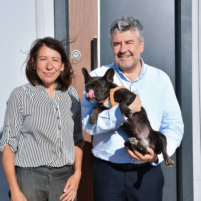 Şiddet gören köpeği Başkan Mesut Akbıyık sahiplendi