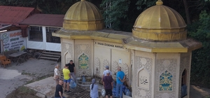 Bu su için şehir dışından geliyorlar
Yoldan geçenler bidonlarını doldurmada...