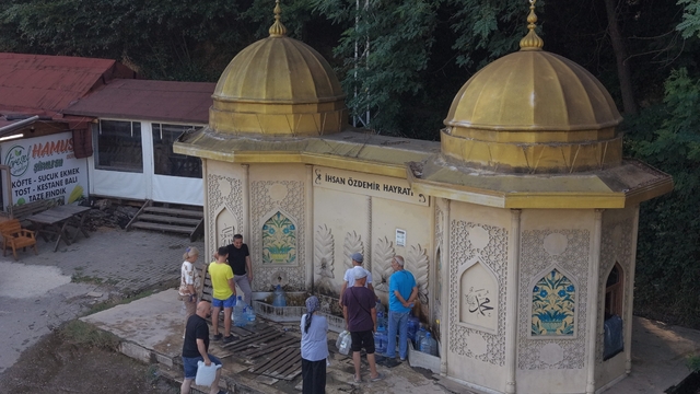 Bu su için şehir dışından geliyorlar
Yoldan geçenler bidonlarını doldurmadan gitmiyor