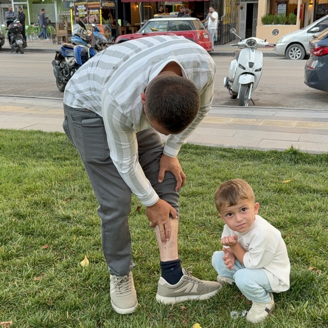 Vücuduna tutunan kene ile yüzük takma merasimine katılan besici, tehlikeyi...
