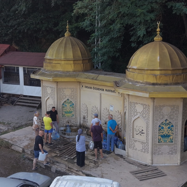 Bu su için şehir dışından geliyorlar
Yoldan geçenler bidonlarını doldurmada...