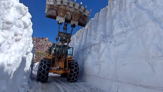 Temmuz ayında 6 metrelik karda yol açma çalışması
