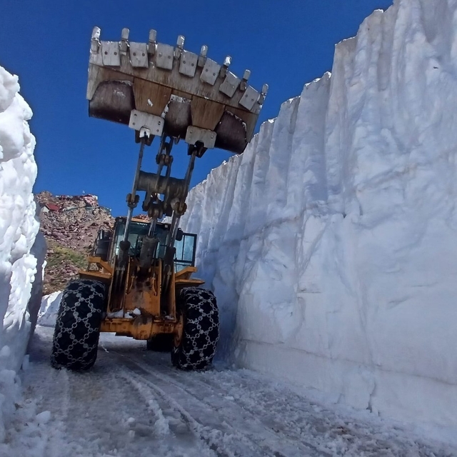 Temmuz ayında 6 metrelik karda yol açma çalışması