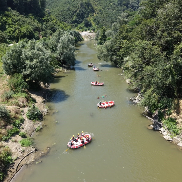 Gençler 12 kilometre kürek çekti
Melen Çayı'nda adrenalini doyasıya yaşadıl...