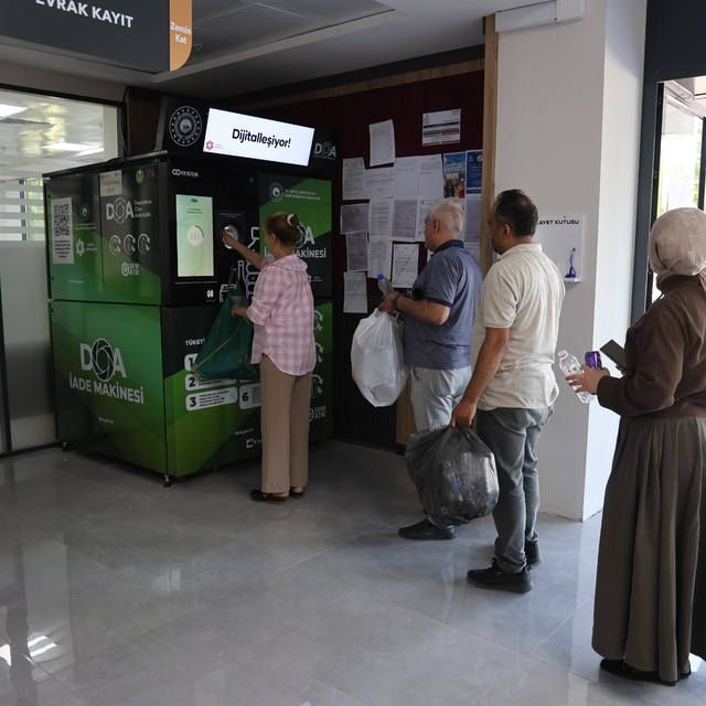 Elazığ'da depozito iade cihazları vatandaşlardan yoğun ilgi görüyor