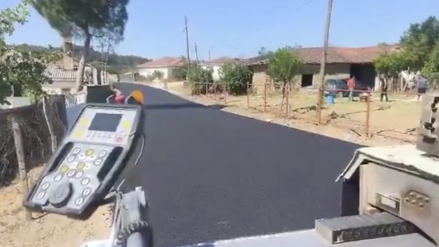 Yenice'de köy yollarında sıcak asfalt dökme çalışmaları hız kesmeden devam ediyor