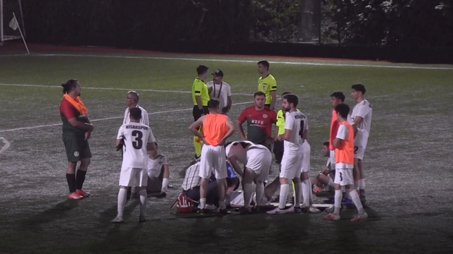 Denizli'de rakibiyle çarpışan futbolcu hastaneye götürüldü
