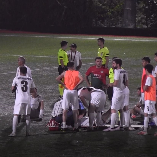 Denizli'de rakibiyle çarpışan futbolcu hastaneye götürüldü