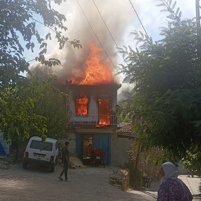 Bayındır'da iki katlı ev yanarak kül oldu