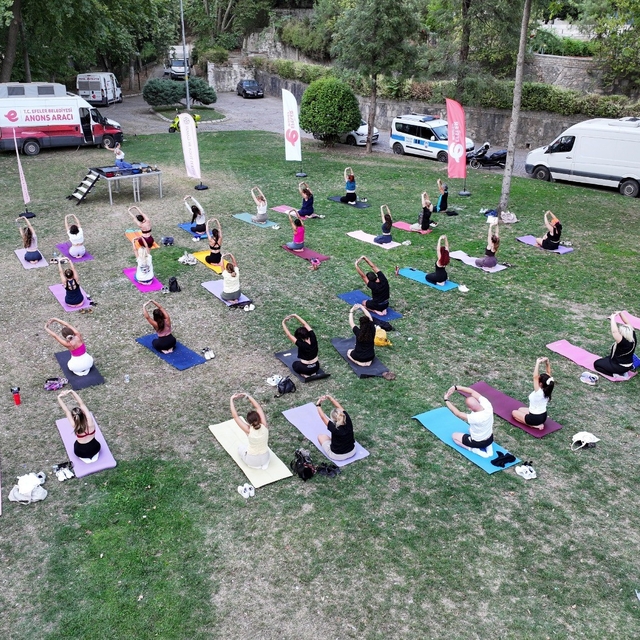 Efeler'de açık hava yoga etkinliği yoğun ilgi gördü