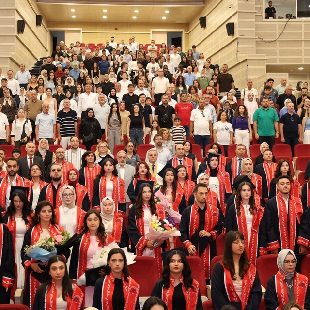 ERÜ Edebiyat Fakültesi'nde 450 öğrenci mezun oldu
