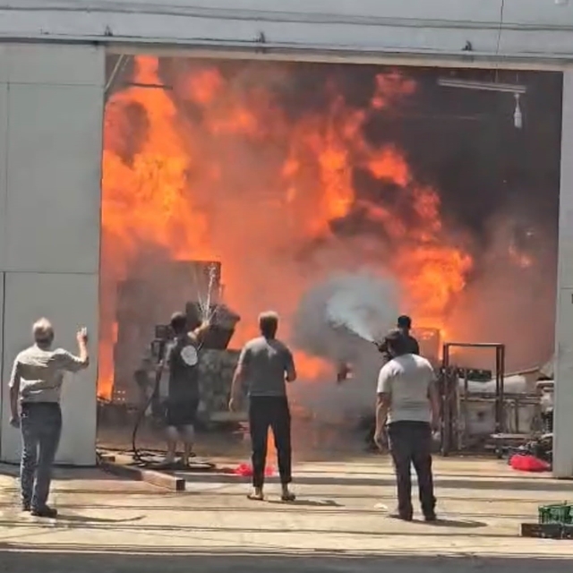 Mersin'de sebze ve meyve halinde depo yangını